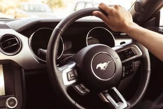 Při couvání s vozidlem rozhoduje jednoduchý trik, který jste možná neznali. Důležitá je poloha ruky na volantu